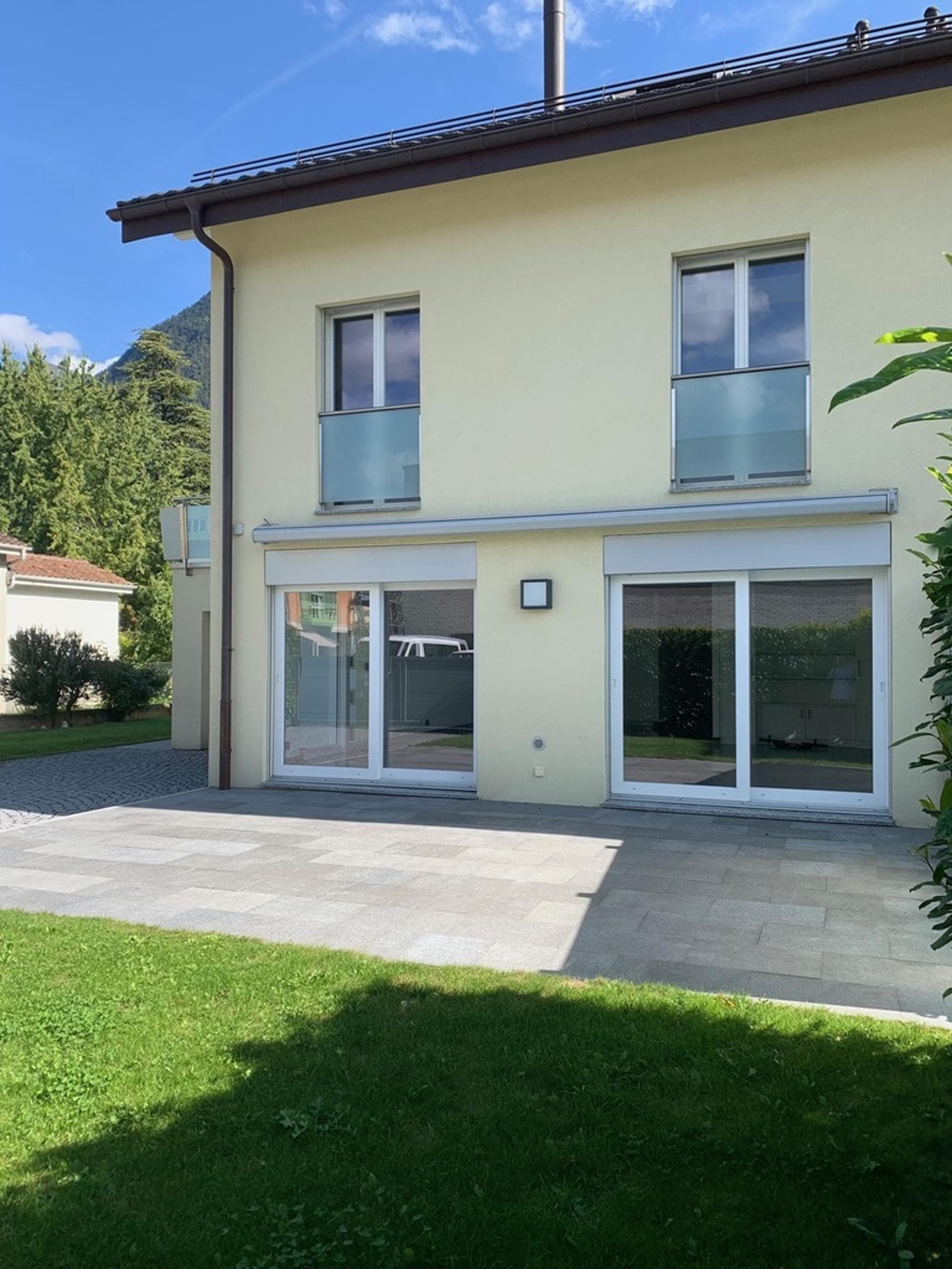 Magnifique maison mitoyenne 8 Pièces avec terrasse et jardin
