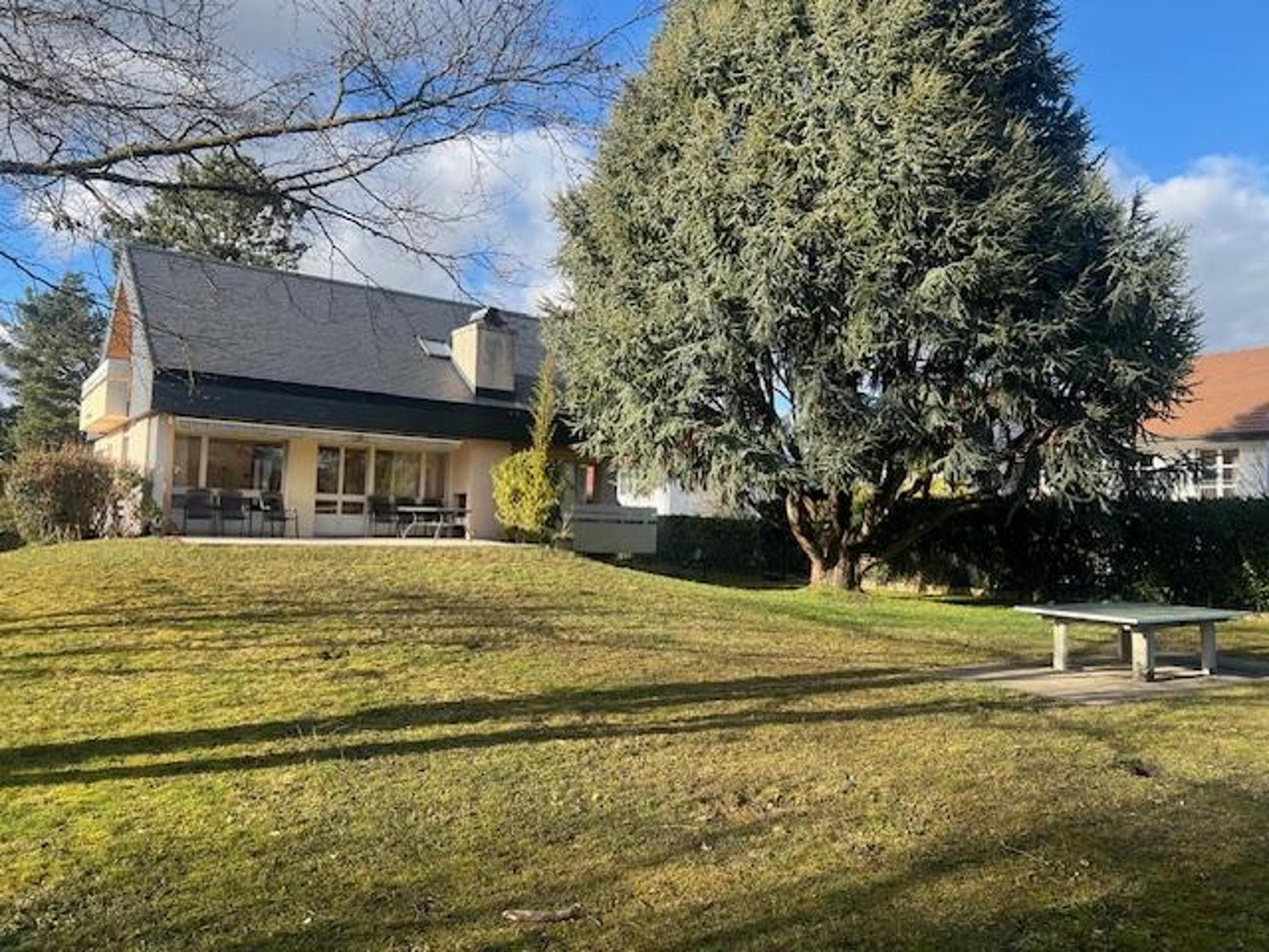 Maison individuelle de 6.5 pièces avec terrasse et jardin