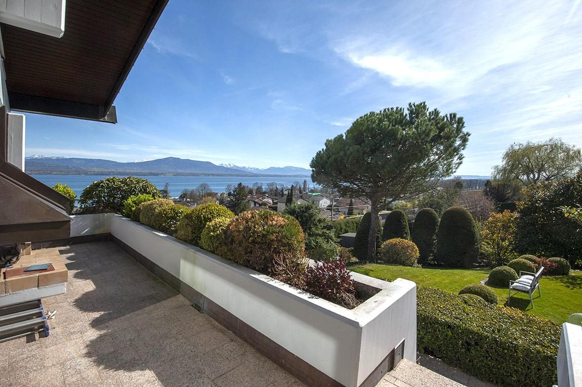 Propriété avec magnifique vue sur le lac, les Alpes et le Mont-Blanc