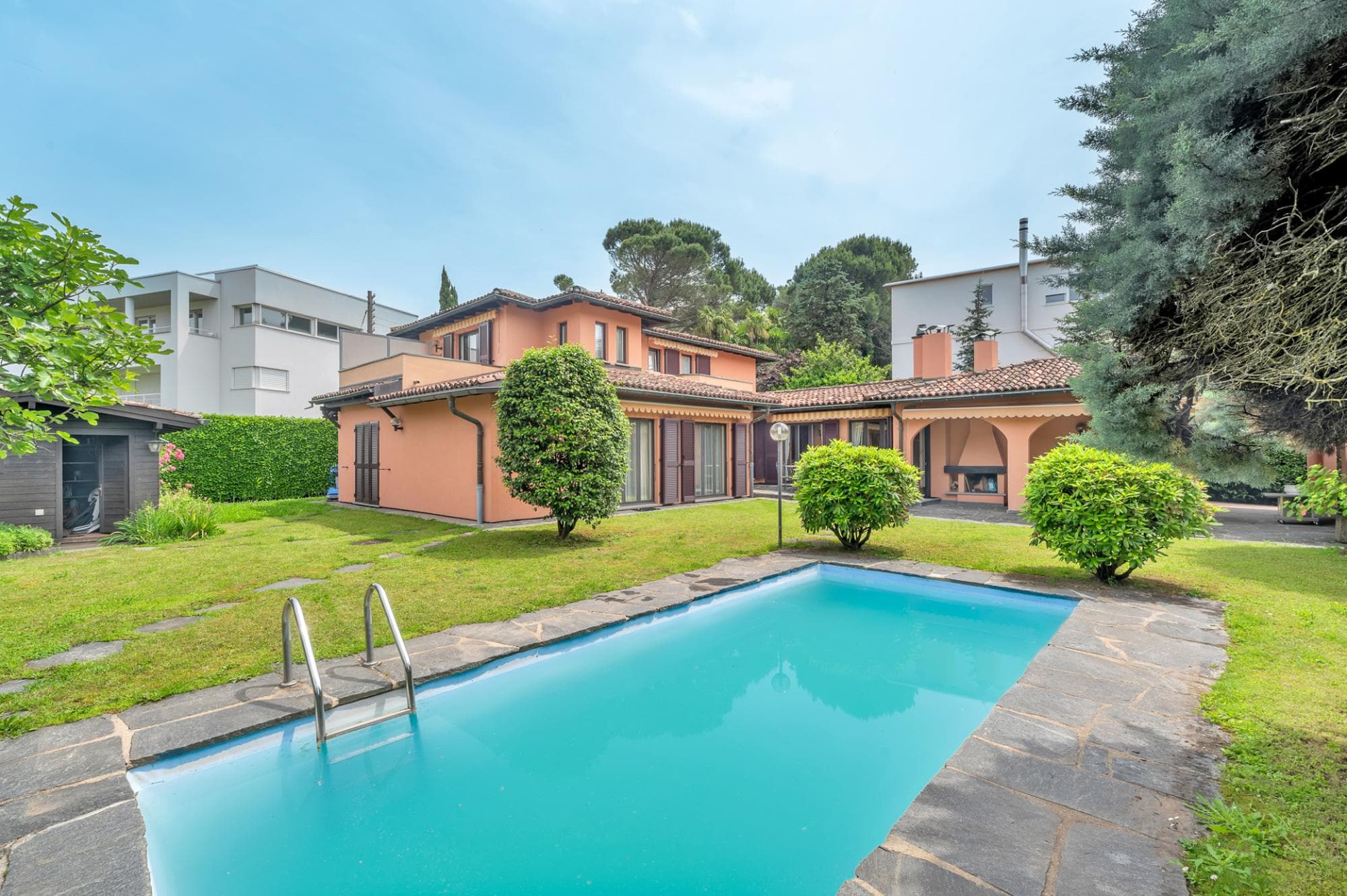VILLA DI 8.5 LOCALI CON GIARDINO E PISCINA