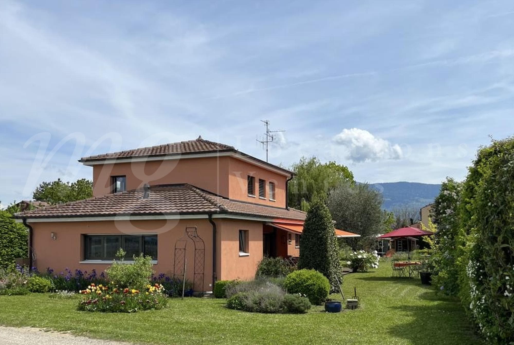 TRES BELLE MAISON INDIVIDUELLE DE 250 m2 hab AVEC GRAND JARDIN DE 1100 m2