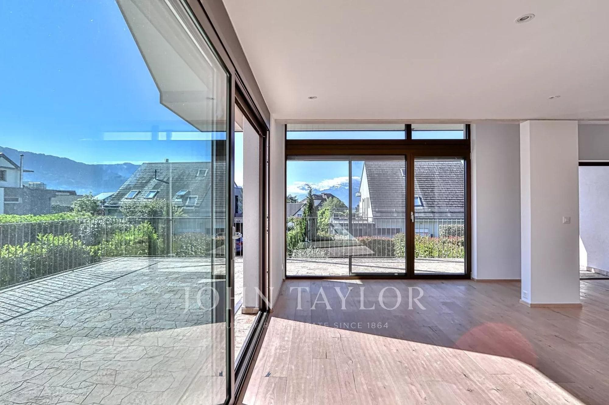 Villa mitoyenne contemporaine, comme neuve