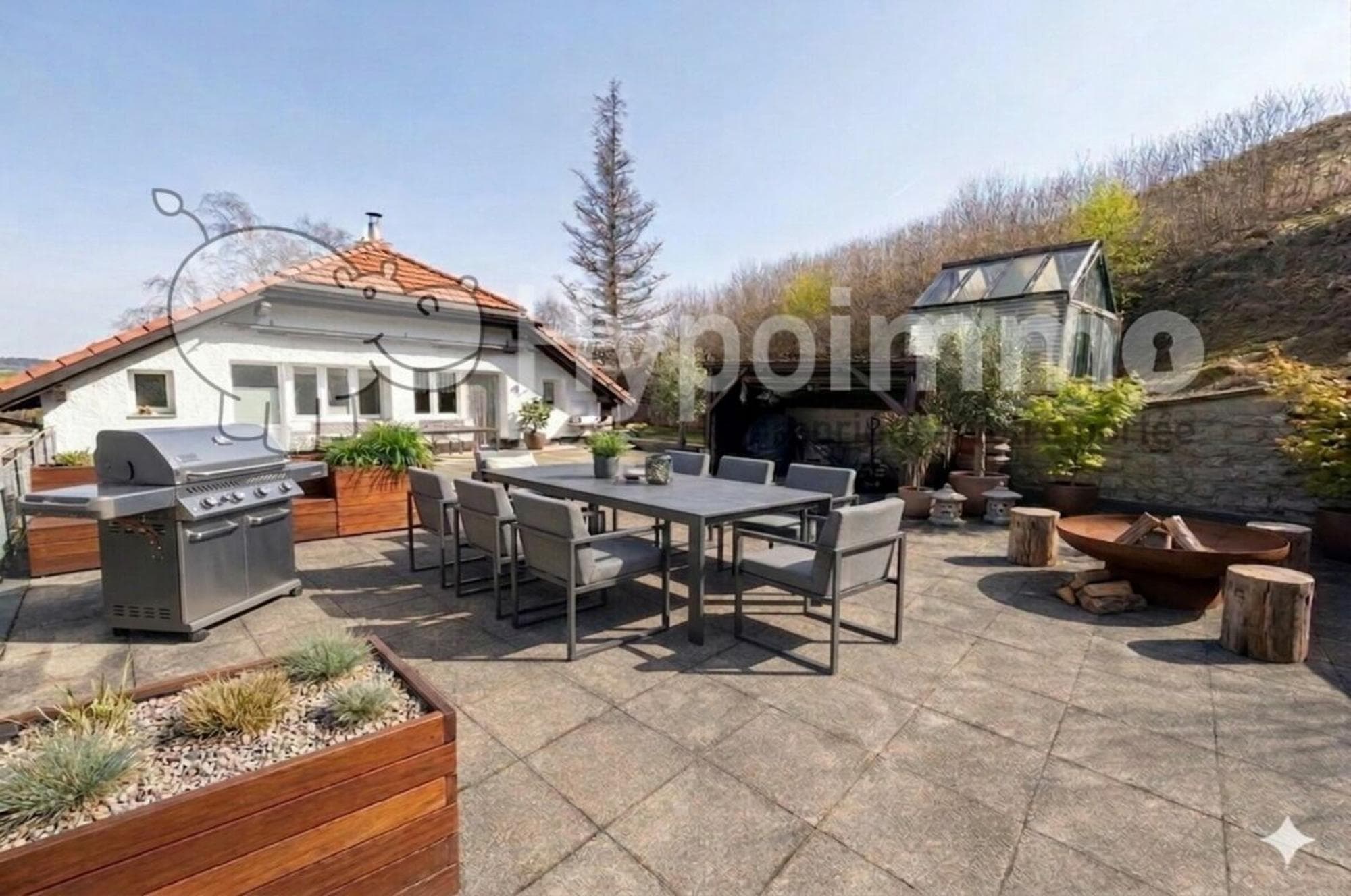 Belle maison familiale avec 6 grands garages