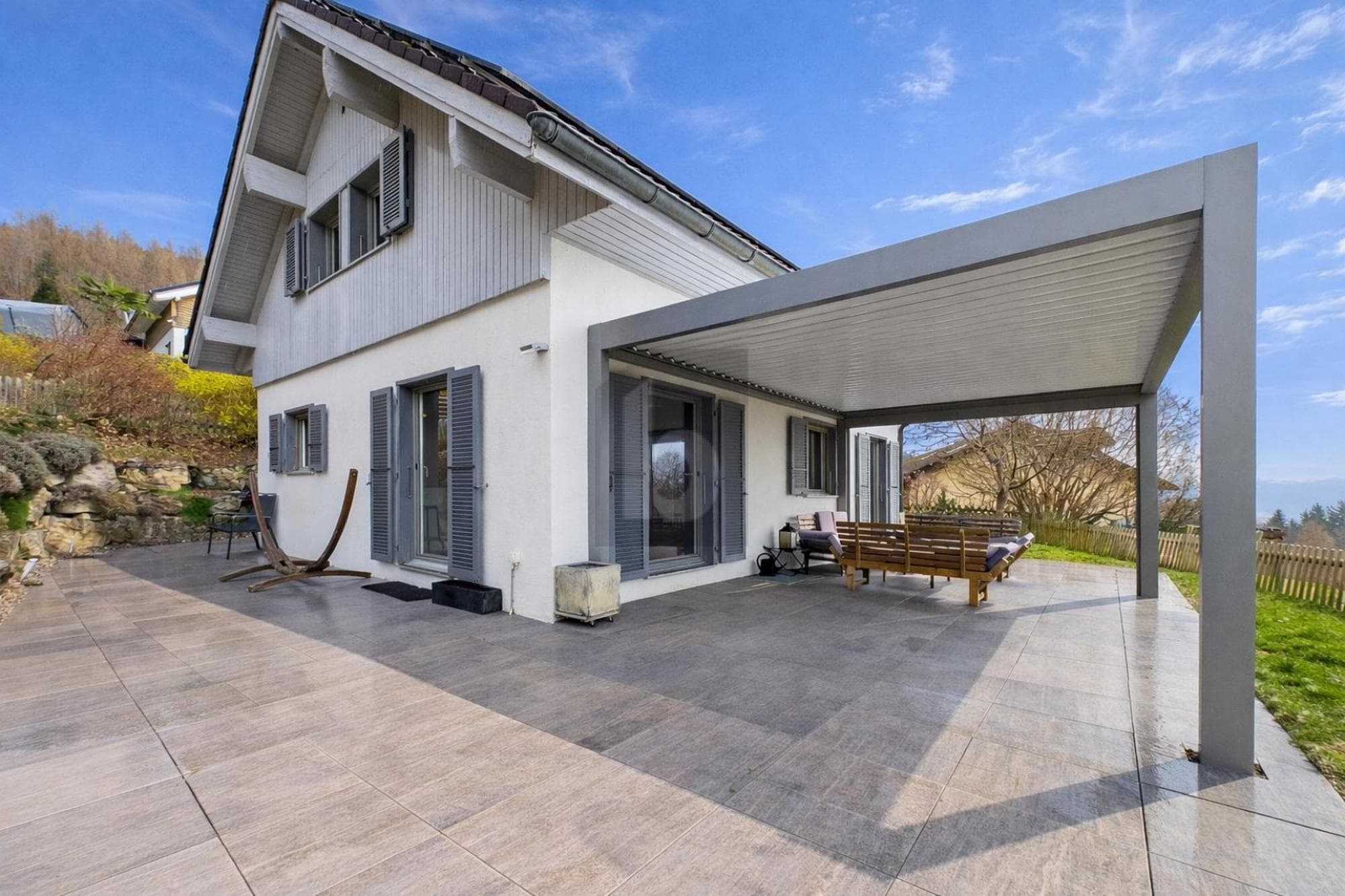 ÉQUILIBRE RARE ENTRE ÉLÉGANCE ET INDÉPENDANCE