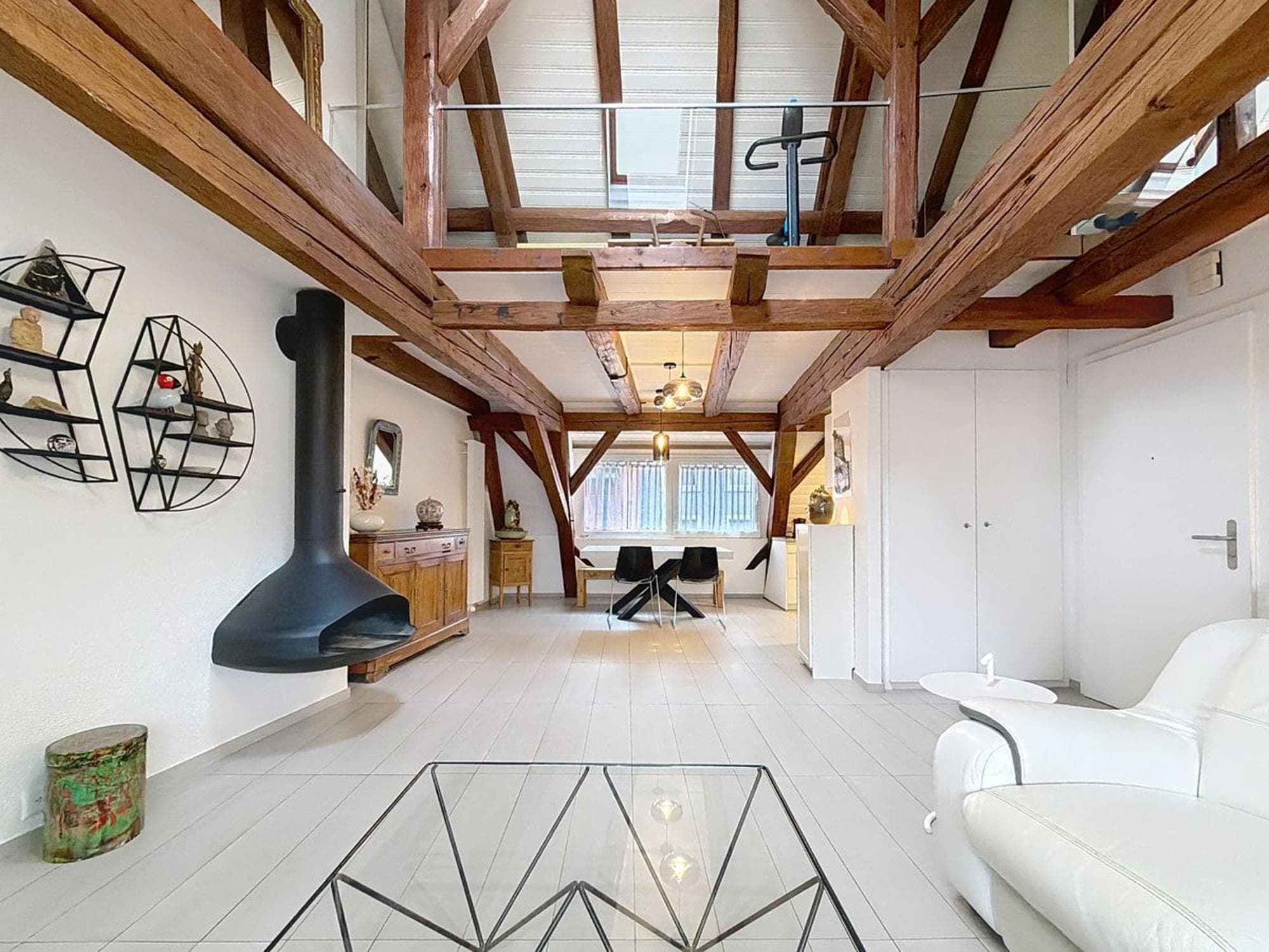 Magnifique appartement au centre de Peseux. Calme, sérénité à 2 pas des transports des écoles et des commerces.