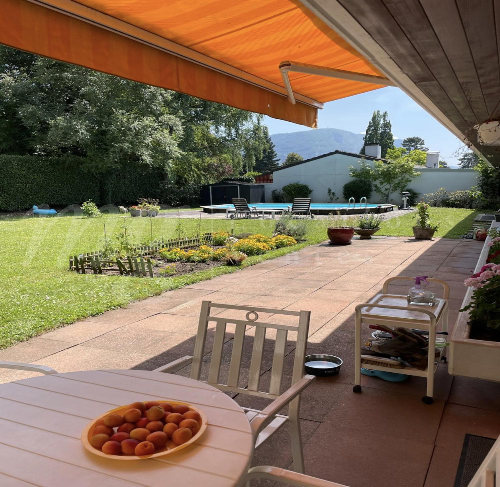 GRANDE MAISON INDIVIDUELLE FAMILIALE AVEC GRAND JARDIN PRIVATIF DE 1250 m2 ET PISCINE