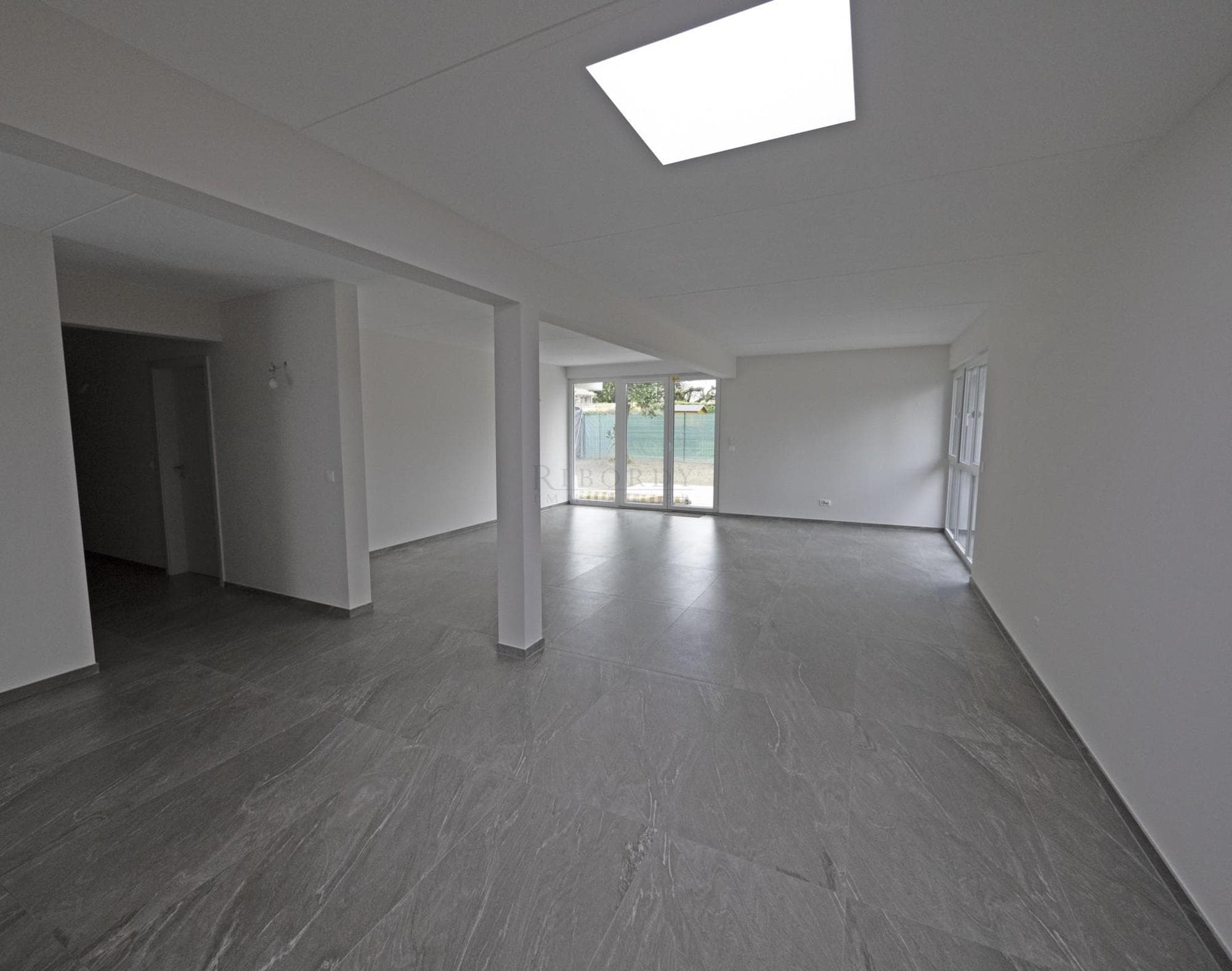 Maison jumelle avec ravissant jardin entièrement clôturé !