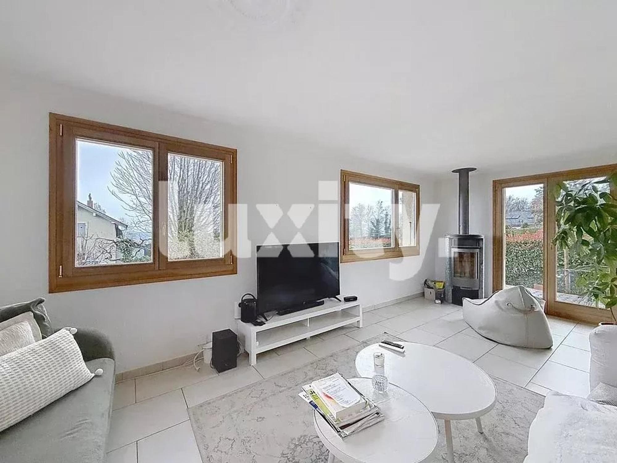 Élégante villa avec vue sur le lac et grand jardin à louer à Dully