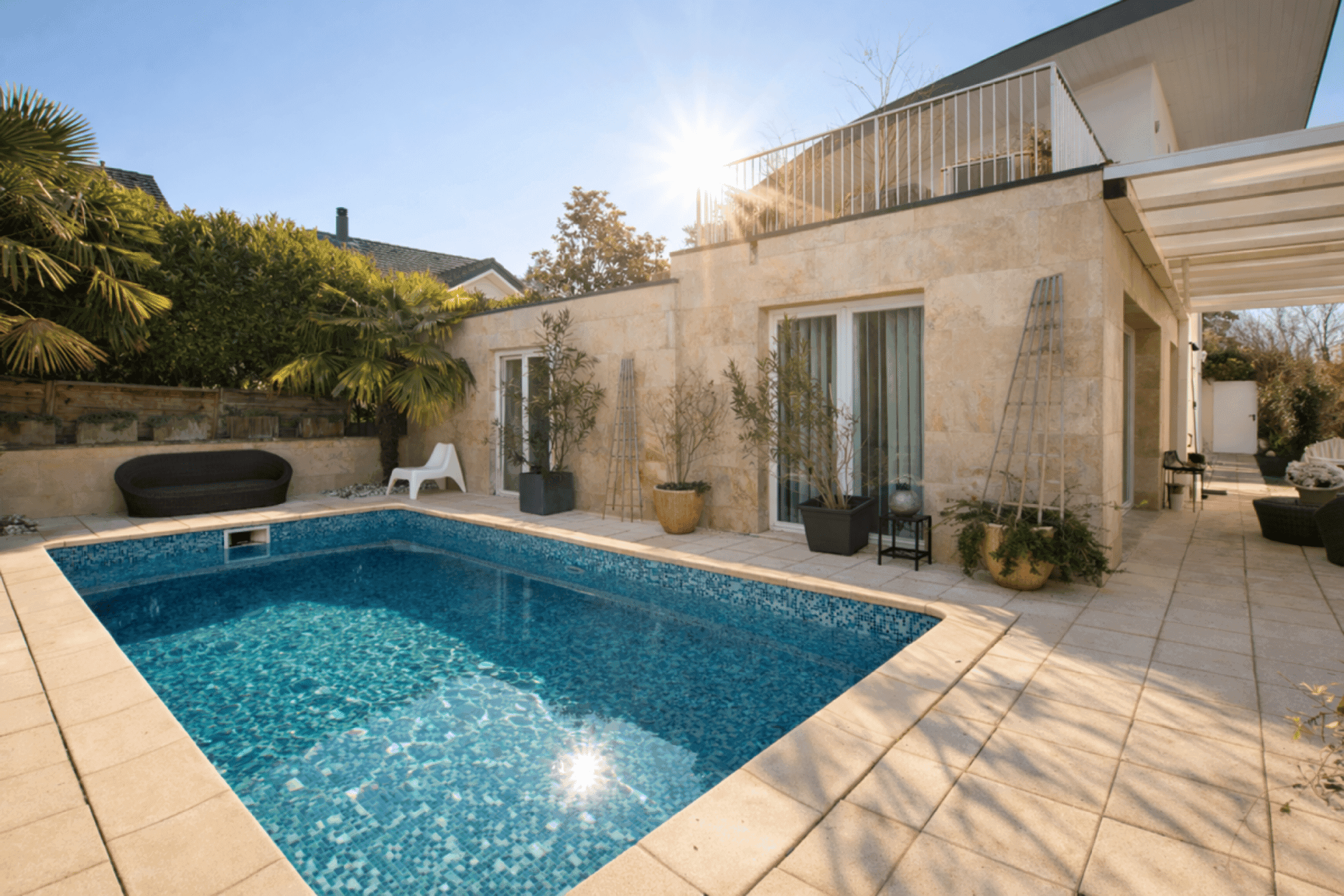 Maison 5 pièces avec piscine et espaces en sous-sol généreux