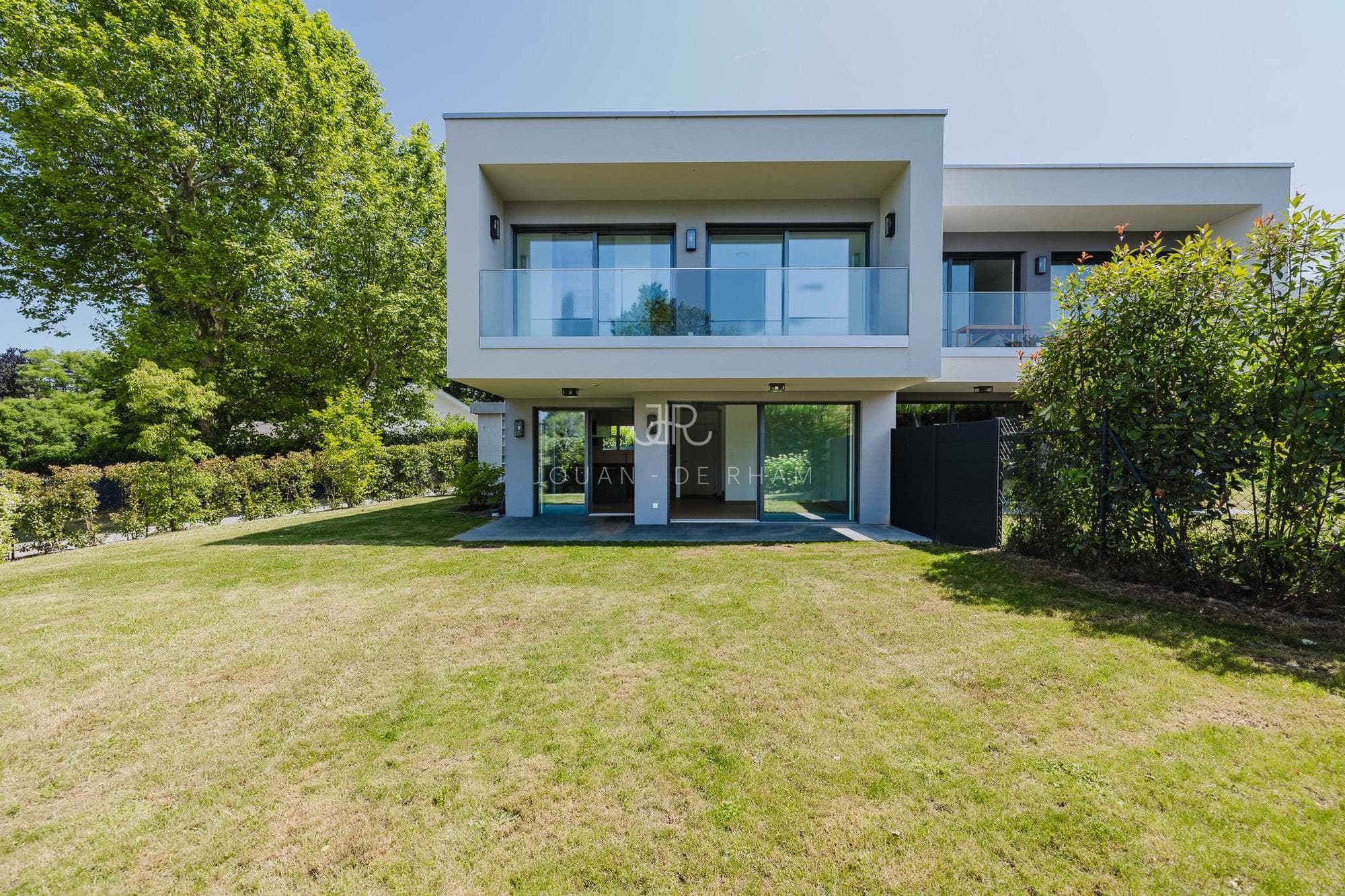 Maisons neuves en deuxième rang du lac