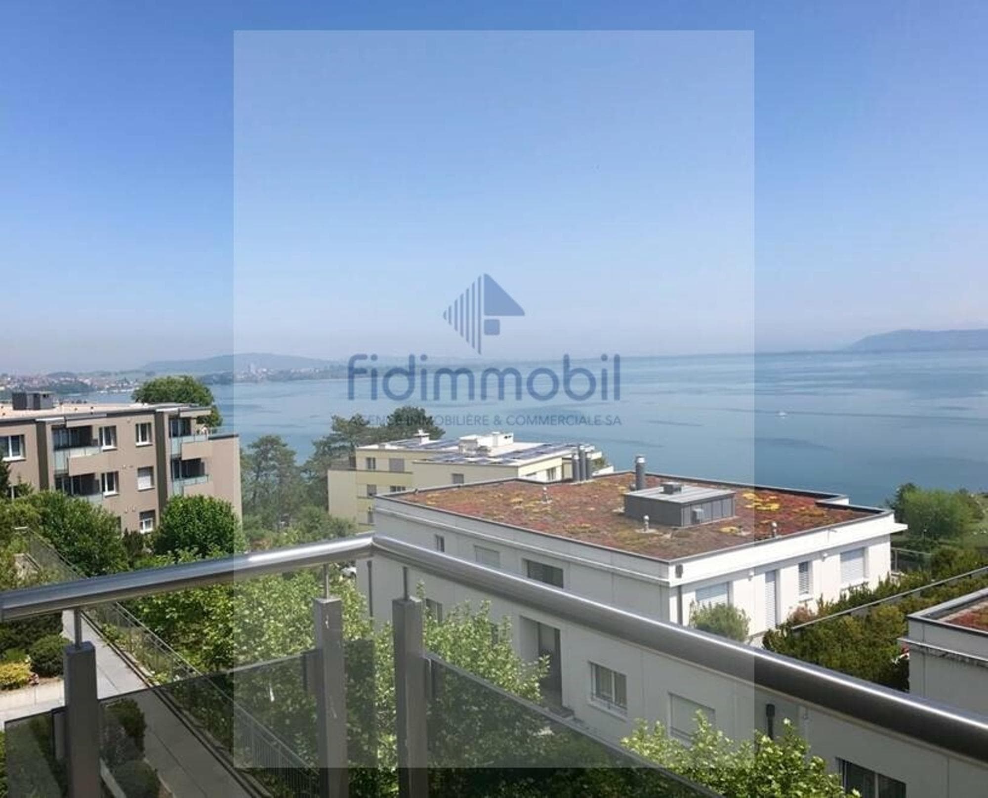 Idéalement situé avec une vue sur les alpes et lac