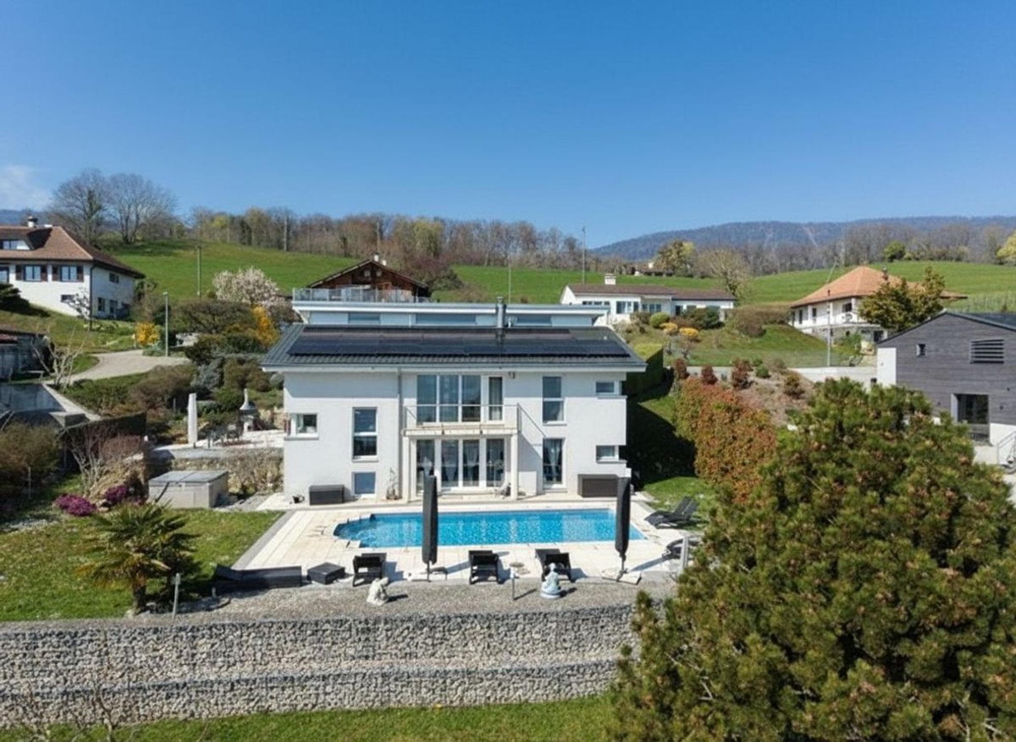 Une propriété unique entre ciel, lac et montagnes