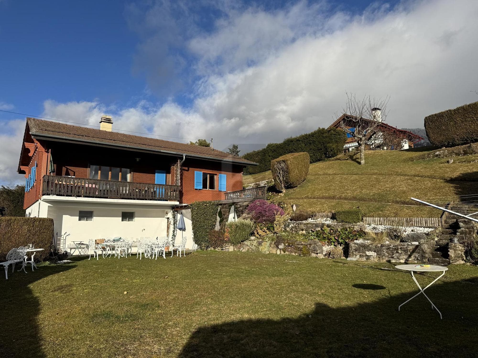 CHARMANTE AVEC JARDIN ET VUE LAC - CADRE PAISIBLE