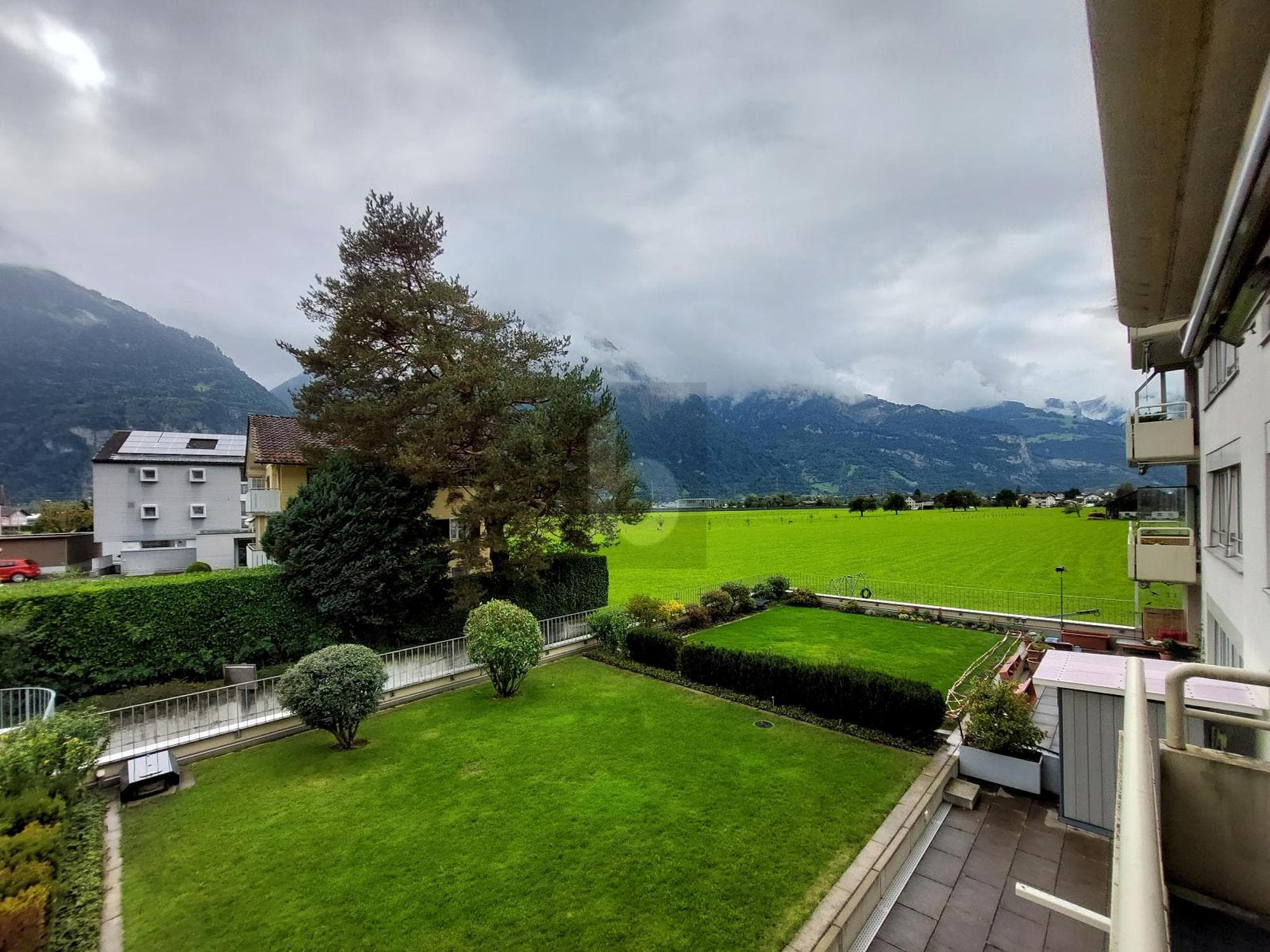 HELL UND FREUNDLICH MIT BERG-PANORAMA