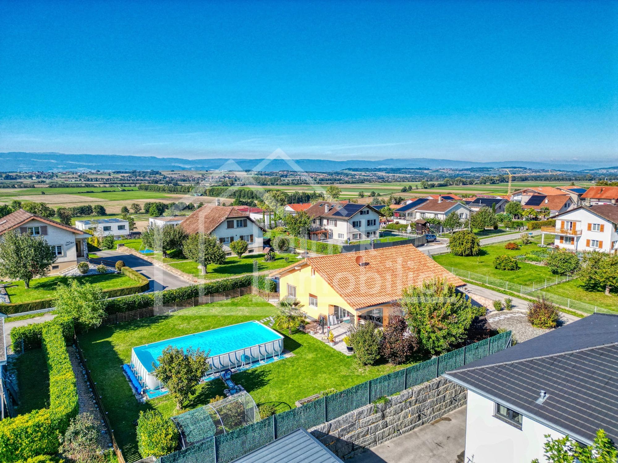 Charmante villa 5.5 pcs individuelle avec grand jardin et piscine