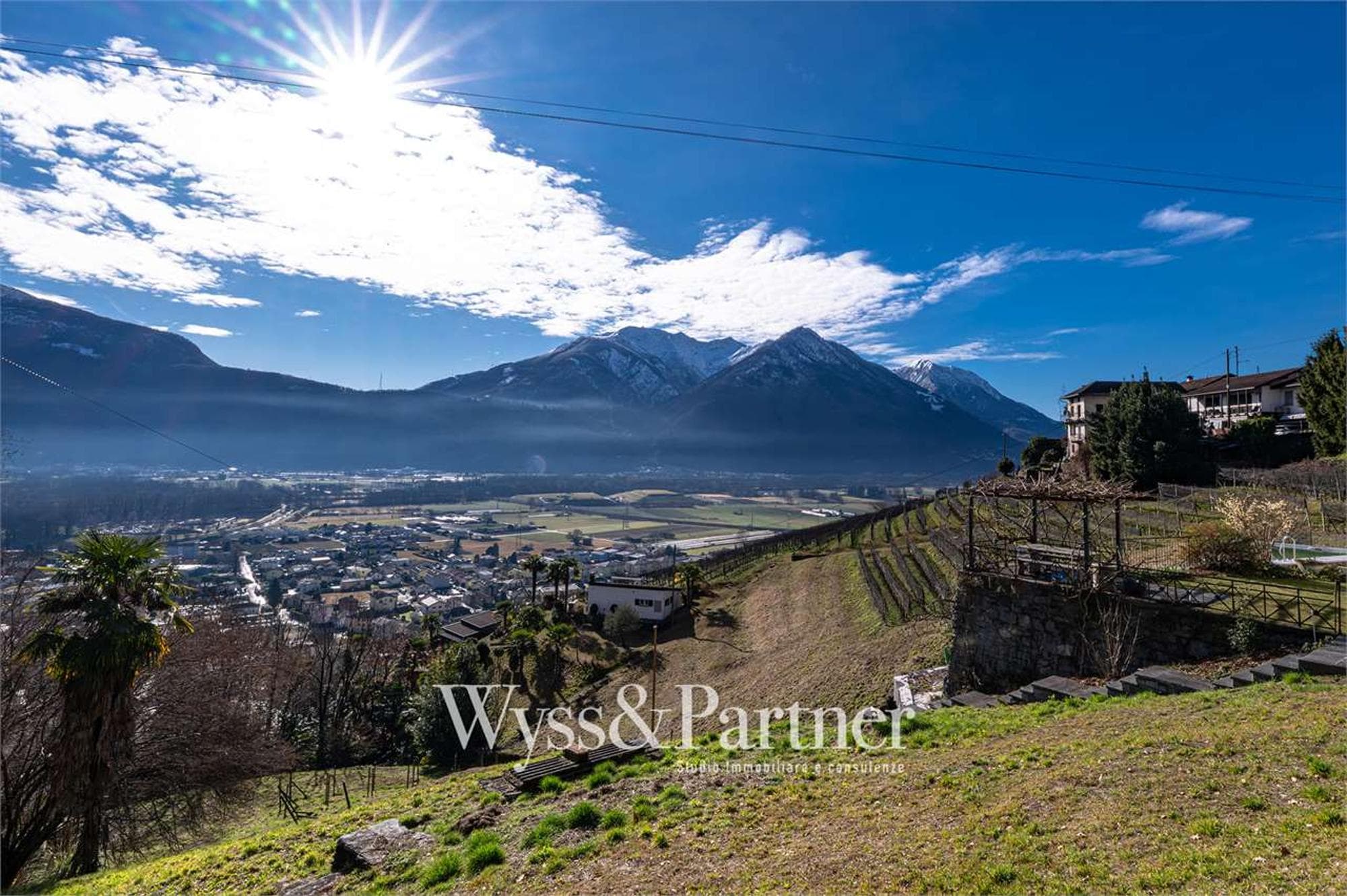 Agarone - Graziosa casa su tre livelli con giardino privato e piscina
