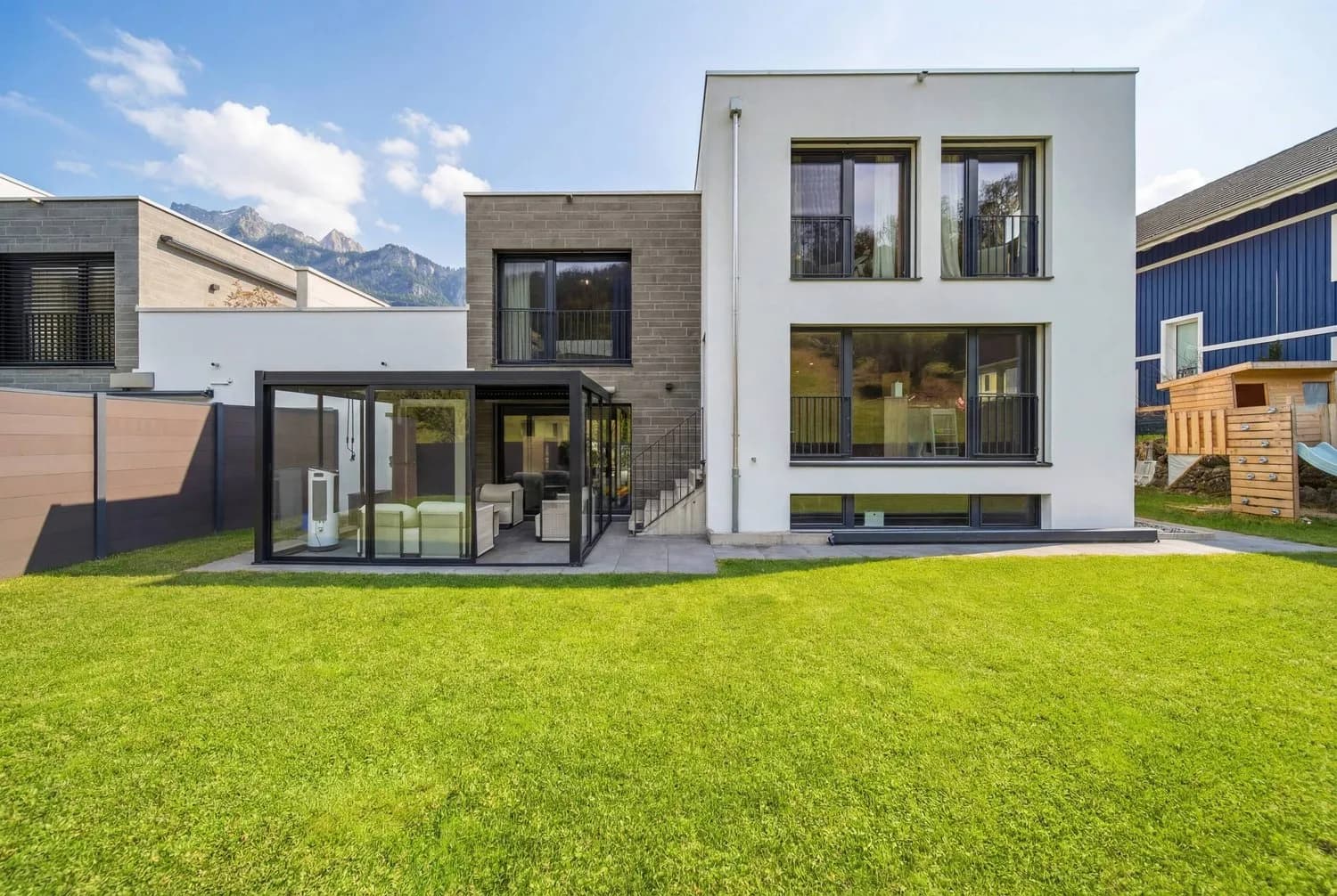 ECKIG, KANTIG & KLAR - MODERNES ARCHITEKTENHAUS