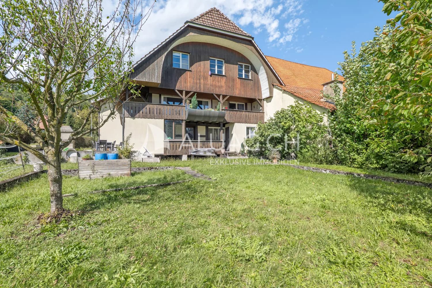 VIELSEITIGER PFERDEHOF MIT ZAHLREICHEN GESTALTUNGSMÖGLICHKEITEN