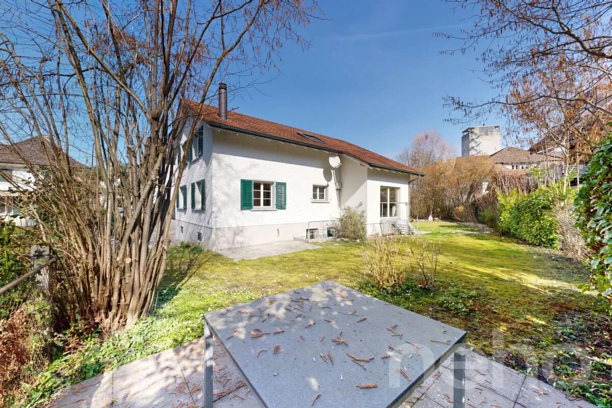 Grosszügiges Einfamilienhaus mit Garten im Zentrum