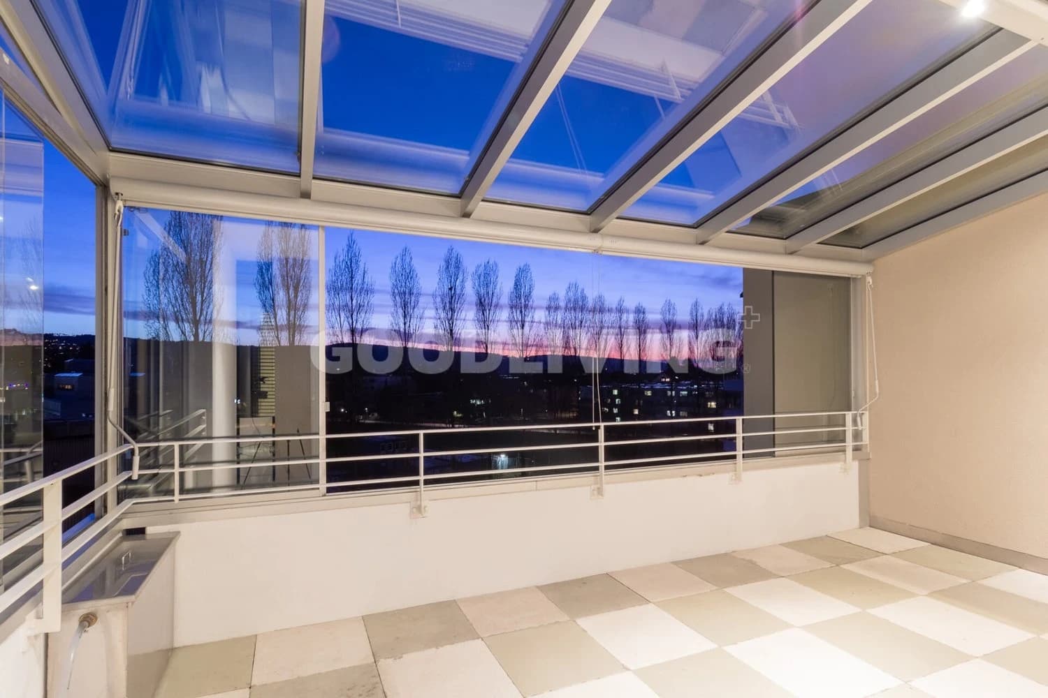 Attikawohnung mit grosser Terrasse und Abendstimmung