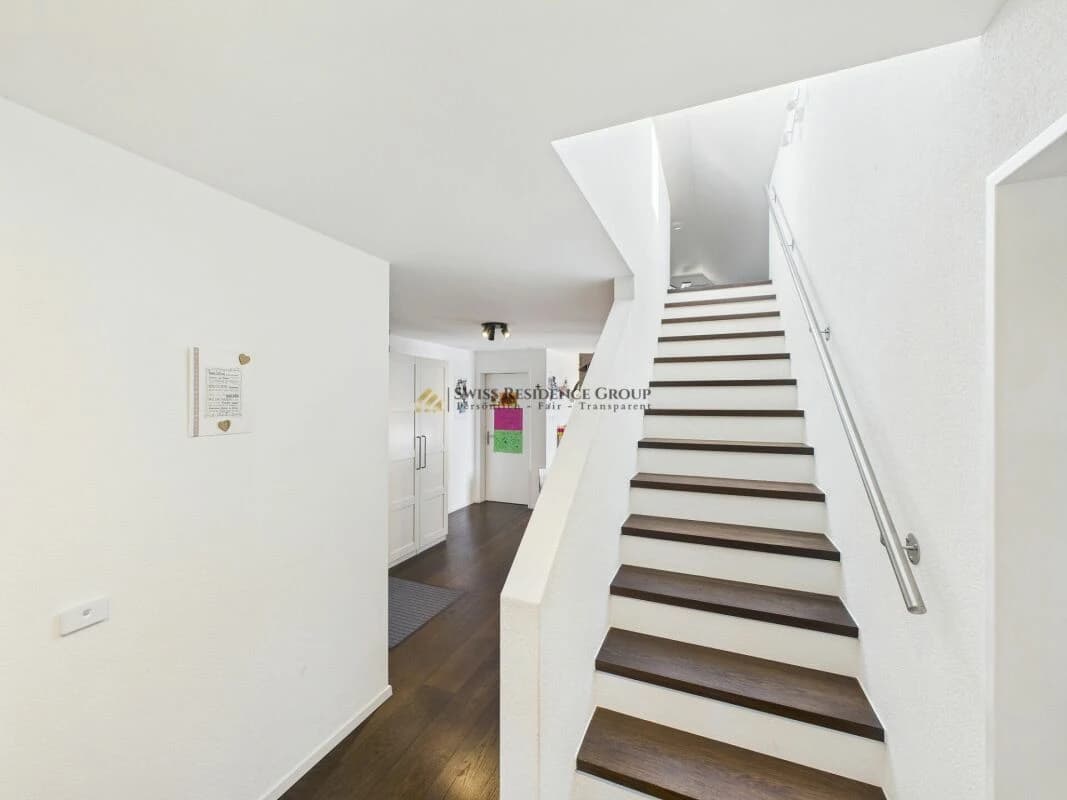 Exklusives Wohngefühl: Dach-Maisonette mit Klimaanlage im steuergünstigen Neerach