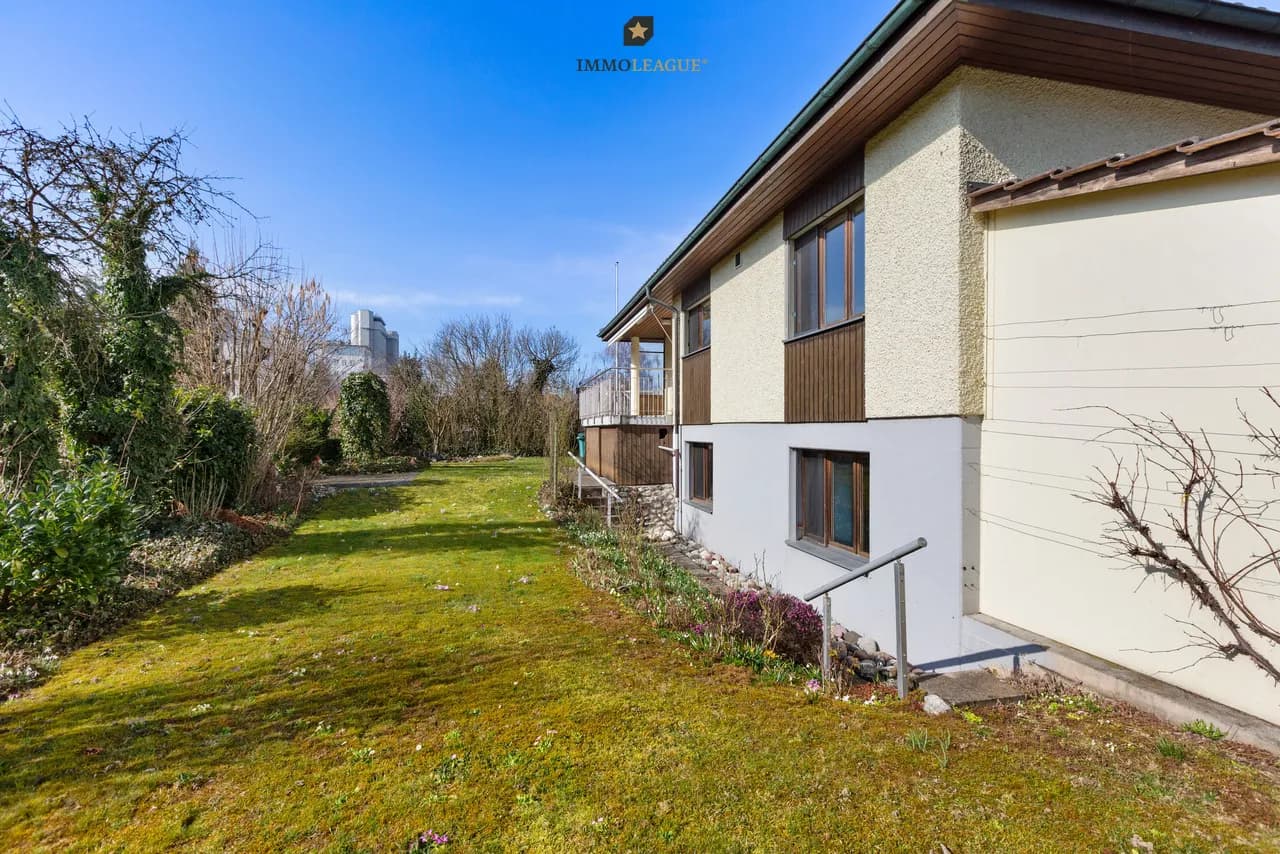 Freistehendes Einfamilienhaus mit grossem Umschwung.