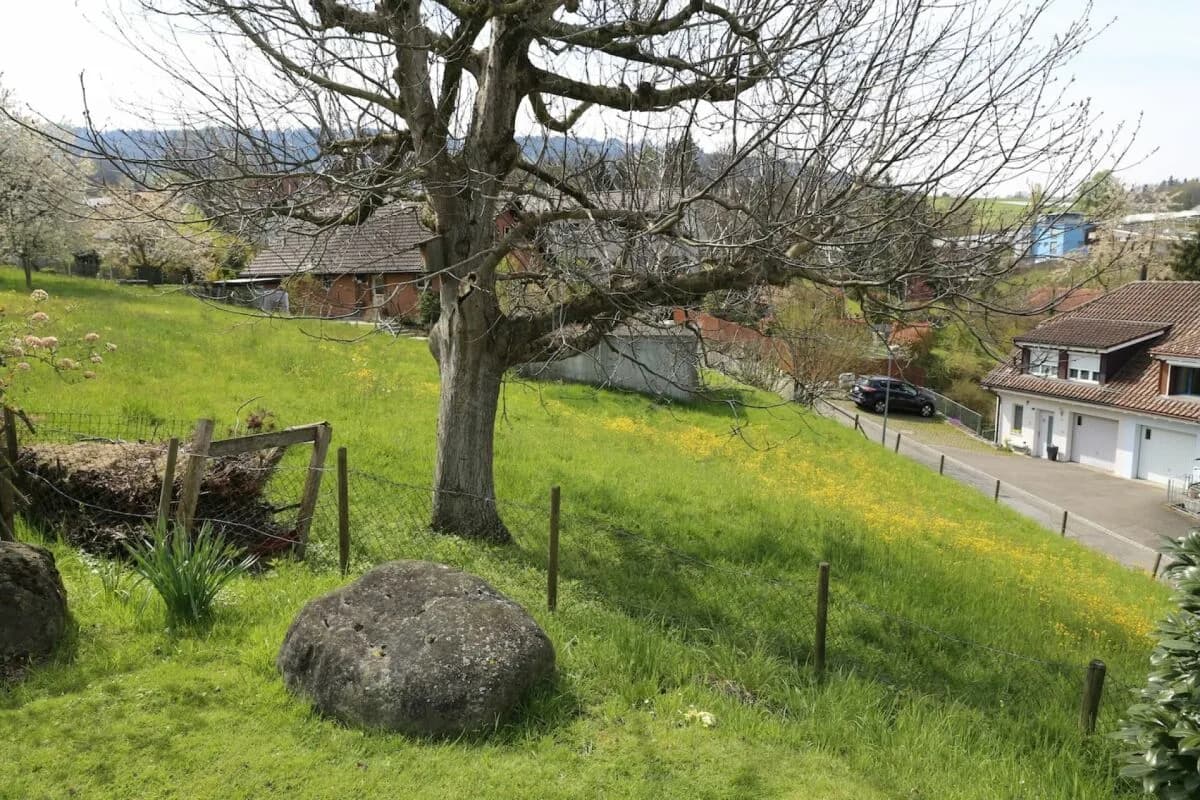 Villa mit Seesicht und mit separatem Bauland an sehr guter Lage.