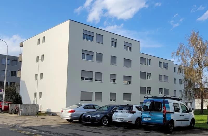 Grosszügig, sonnig und mit ATTRAKTIVEM PARKPLATZANGEBOT!