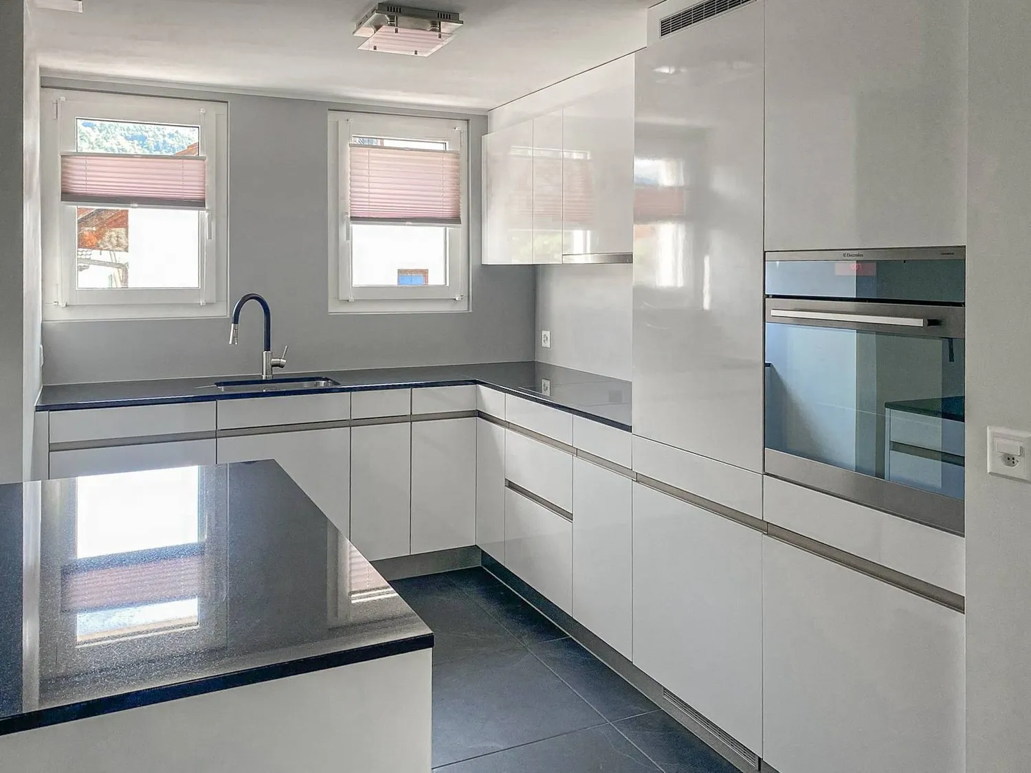 VIEL STIL & PLATZ - MODERNES ECKHAUS