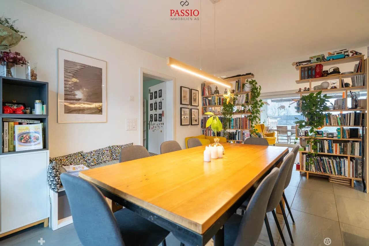 Moderne 4.5-Zimmer Wohnung mit grossem Balkon und Kanalsicht