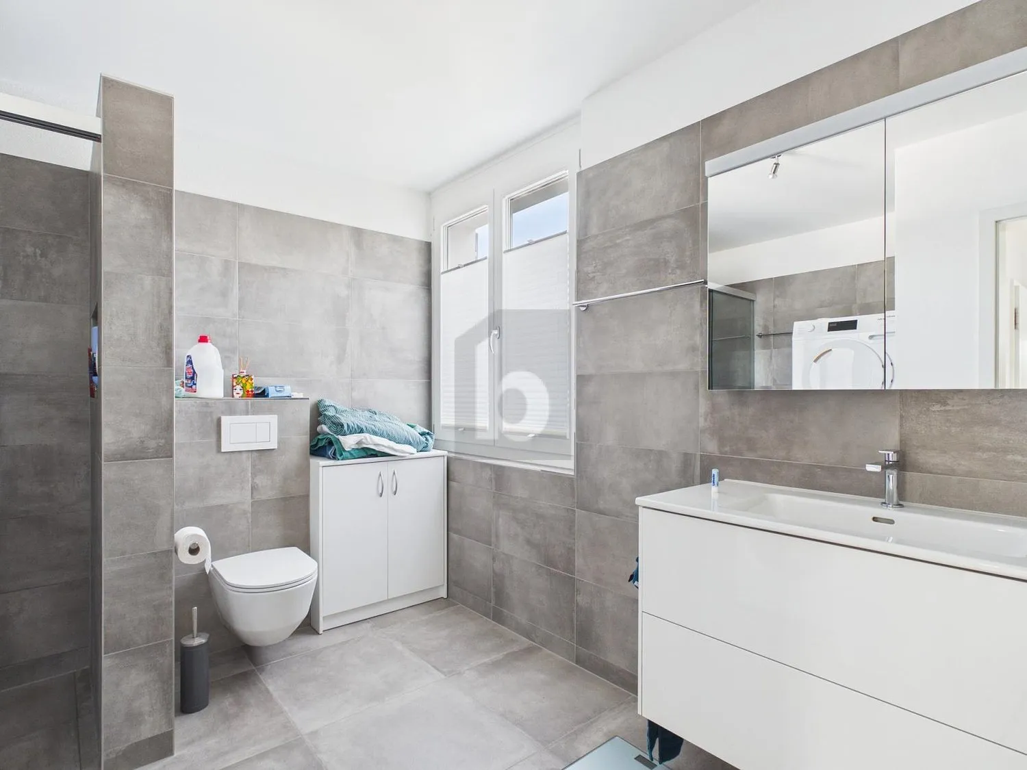 LICHTDURCHFLUTET MIT BALKON