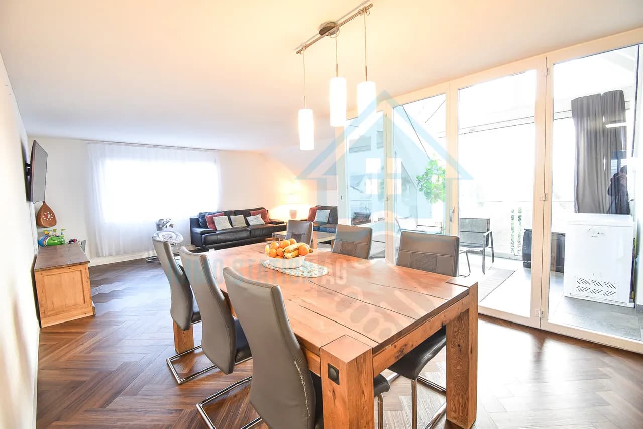 Stilvolle 4.5-Zimmer-Dachwohnung mit Loggia und Alpenblick in Burg AG