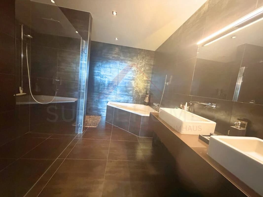 Moderne 4.5-Zimmer-Terrassenwohnung mit 165 m² Wohnfläche und ca. 100 m² Sonnenterrasse in Gampelen