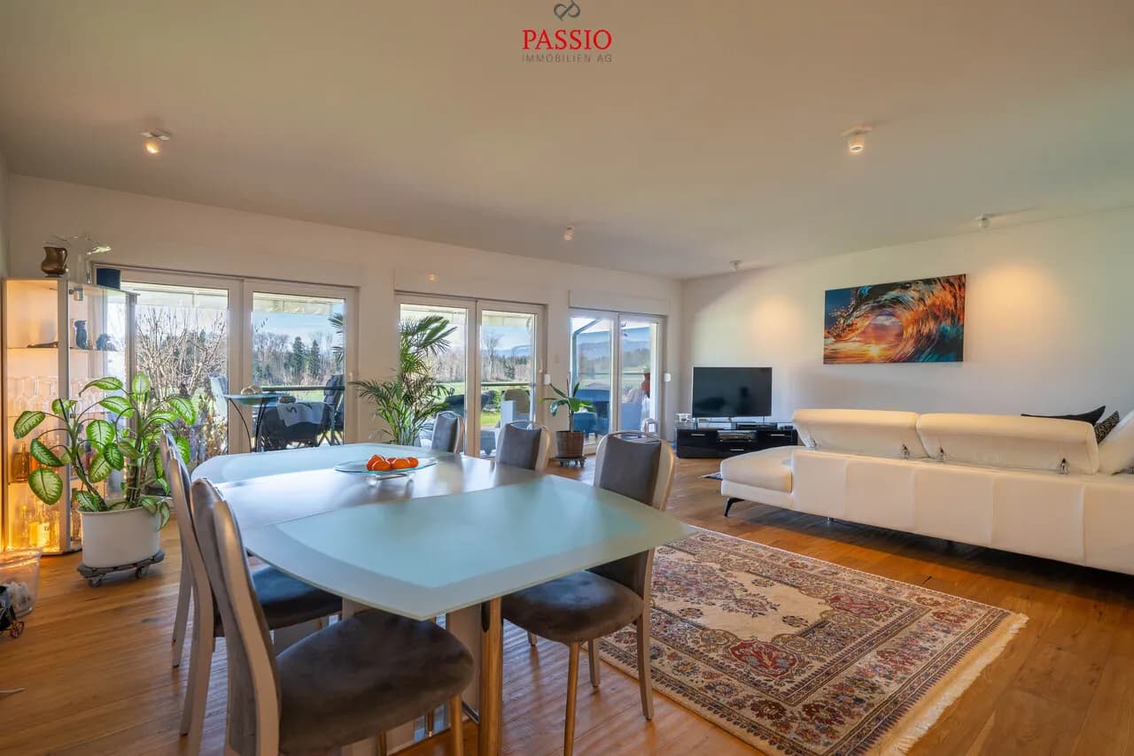 8.5-Zimmer-Mehrfamilienhaus mit 3 Wohnungen an unverbaubarer Lage