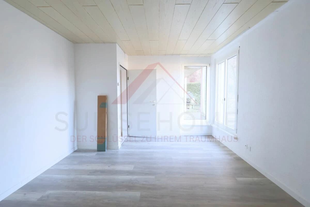 Moderne 4.5-Zimmer-Erdgeschosswohnung mit 36 m² Sitzplatz, Einzelgarage und stufenlosem Zugang in Studen BE