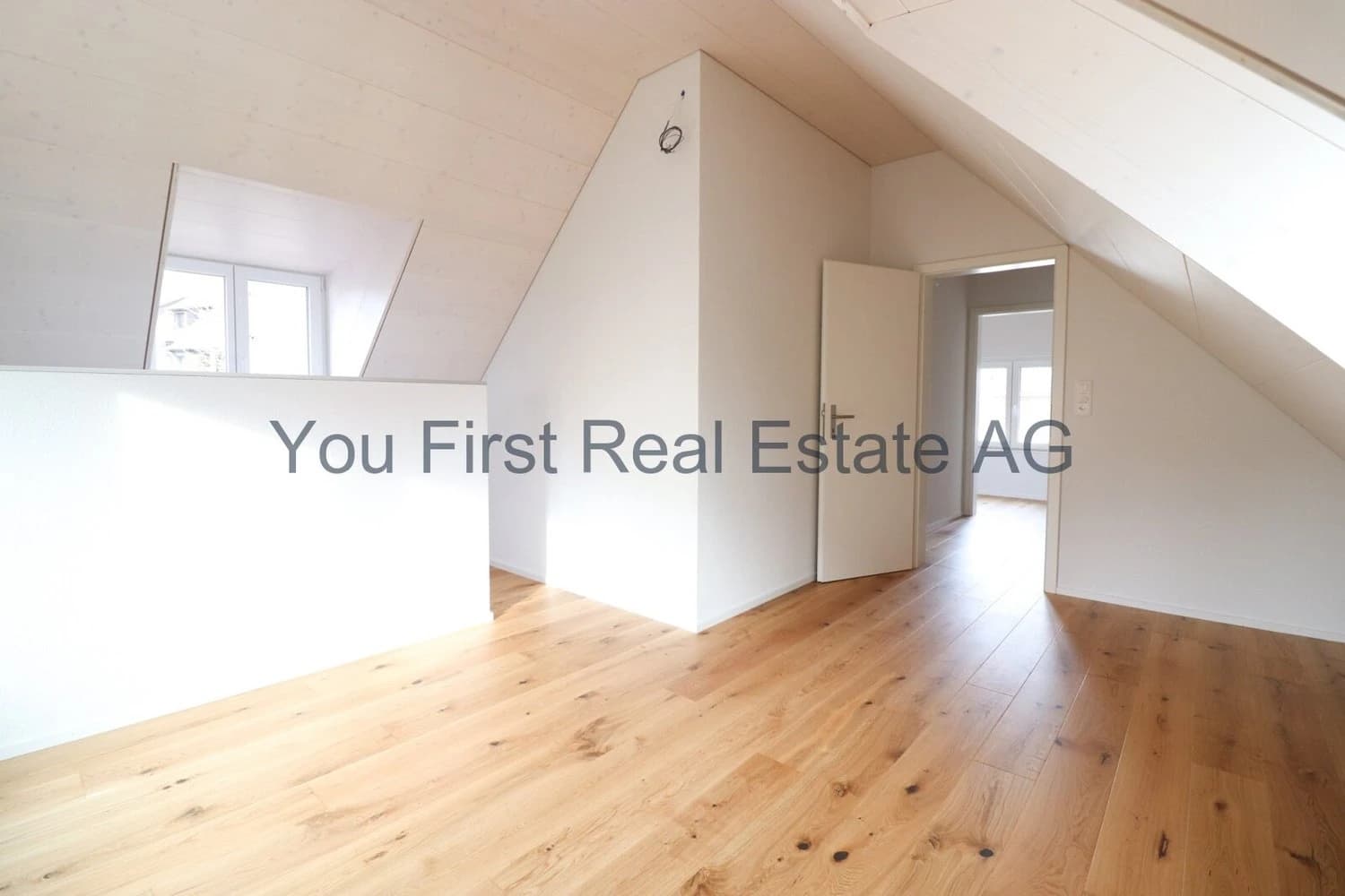 ERSTBEZUG : Maisonette-Wohnung im Herzen von Oberwil