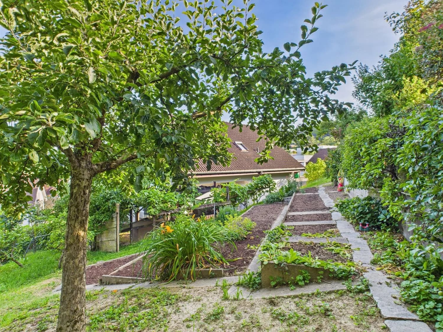 Einfamilienhaus mit Pool, Poolhaus & viel Umschwung