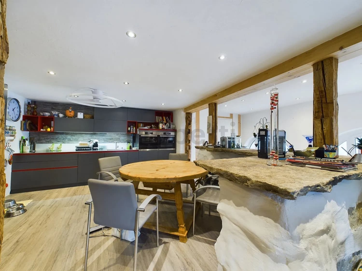 Einzigartiges 5.5-Zimmer-Einfamilienhaus mit separater Dachwohnung in IntragnaUnica casa indipendente di 5,5 locali con attico separato a Intragna