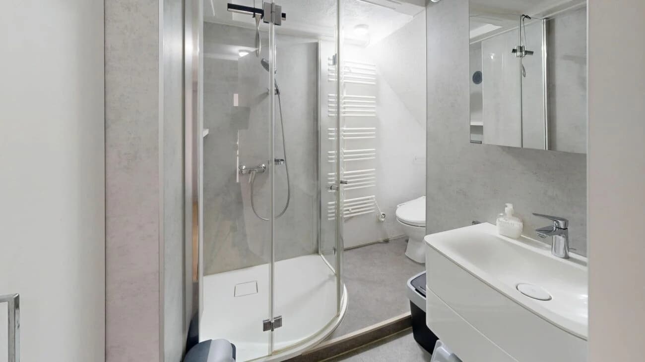 Charmanter Hausteil mit separatem Atelier und grossem Garten