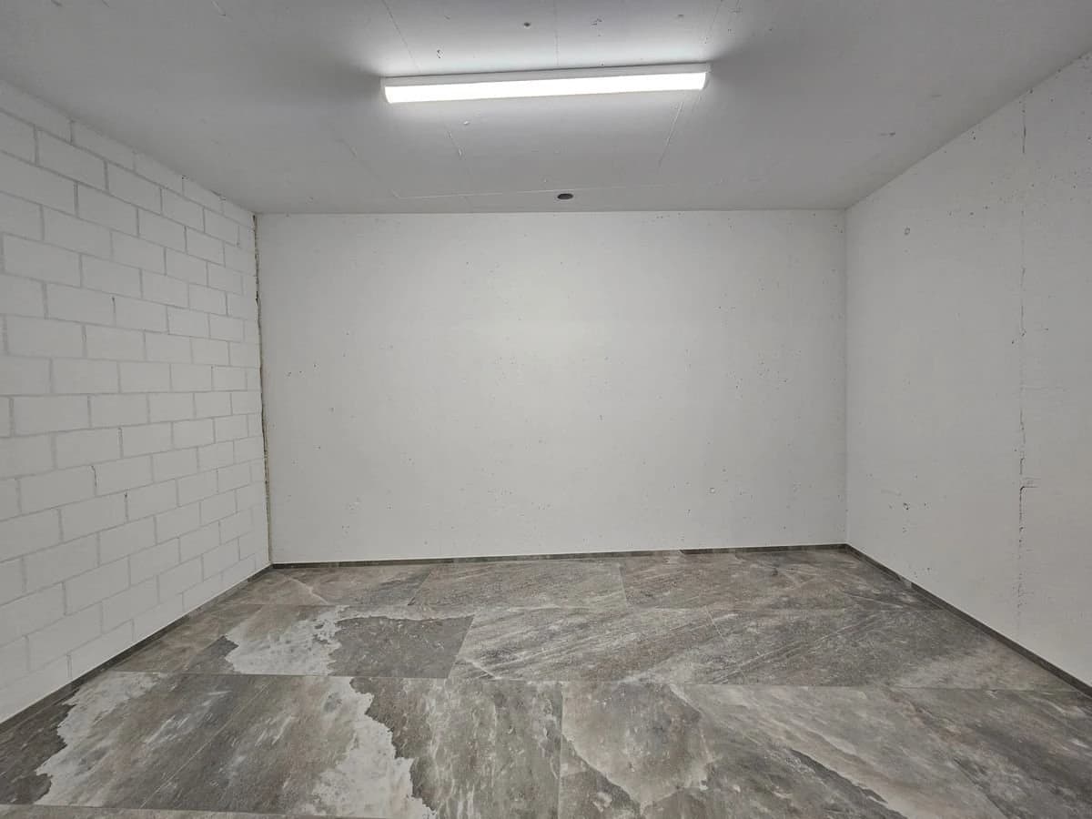 NEUBAU AN TOPLAGE MIT GROSSZÜGIGEM SITZPLATZ (88 M²) SOWIE EIGENER WASCHKÜCHE UND KELLER (23 M²) DIE WOHNUNG KANN AUF WUNSCH AUCH MÖBLIERT GEMIETET WERDEN.