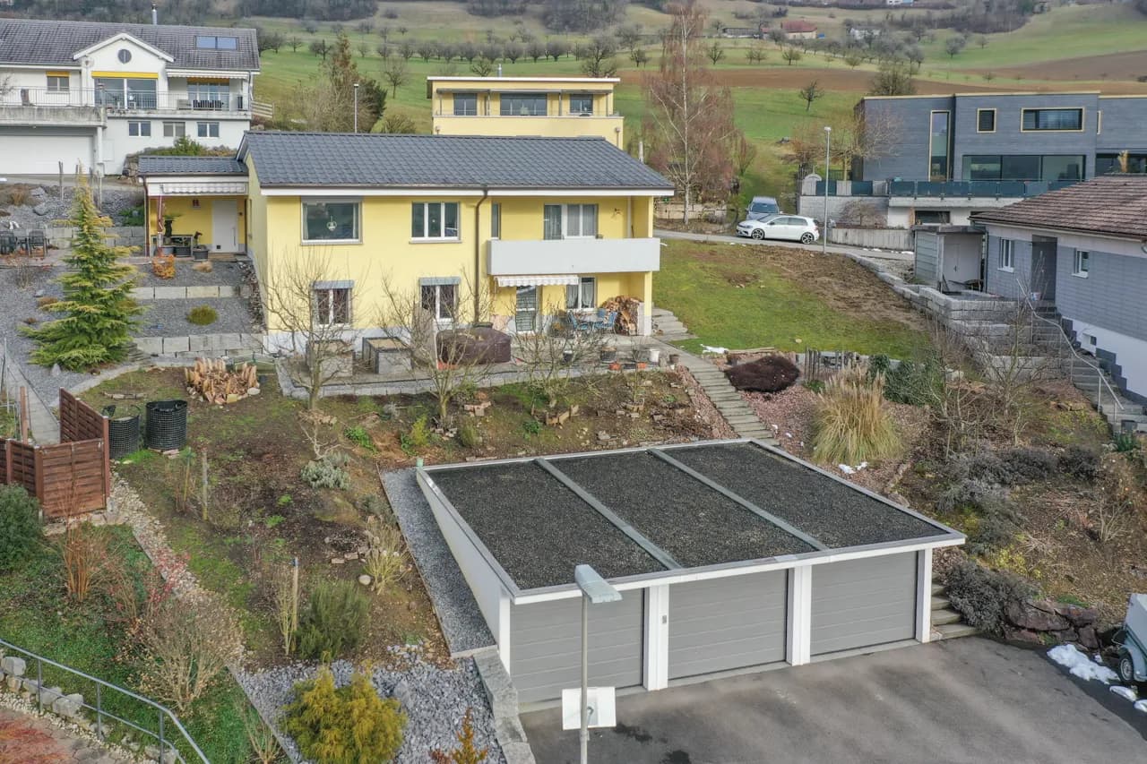 Sonnige Aussichtslage - Familienhaus mit grossem Parkplatzangebot
