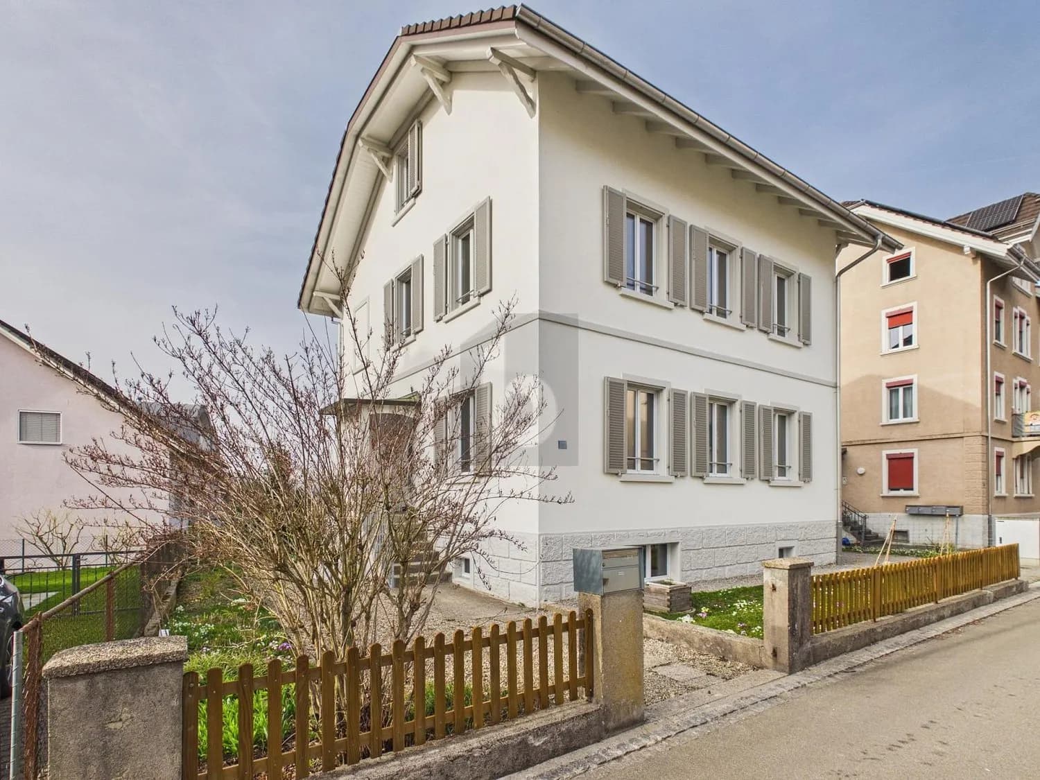 FAMILIENFREUNDLICH UND RUHIG MIT EIGENEM GARTEN