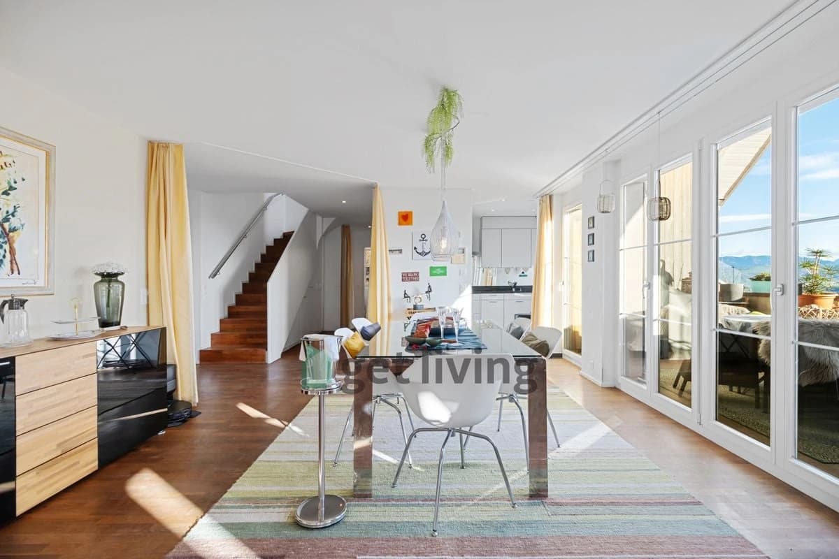 GROSSZÜGIGE 6.5 ZIMMERWOHNUNG MIT FERNSICHT