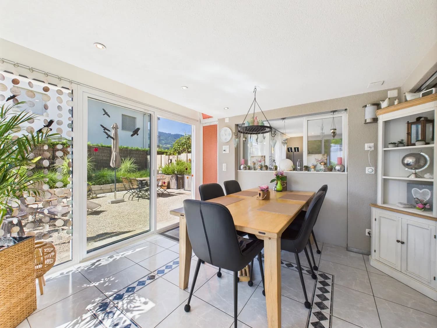 Grosszügige Haushälfte in ruhigem Wohnquartier mit Top-Anbindung an zentrumsnaher Lage