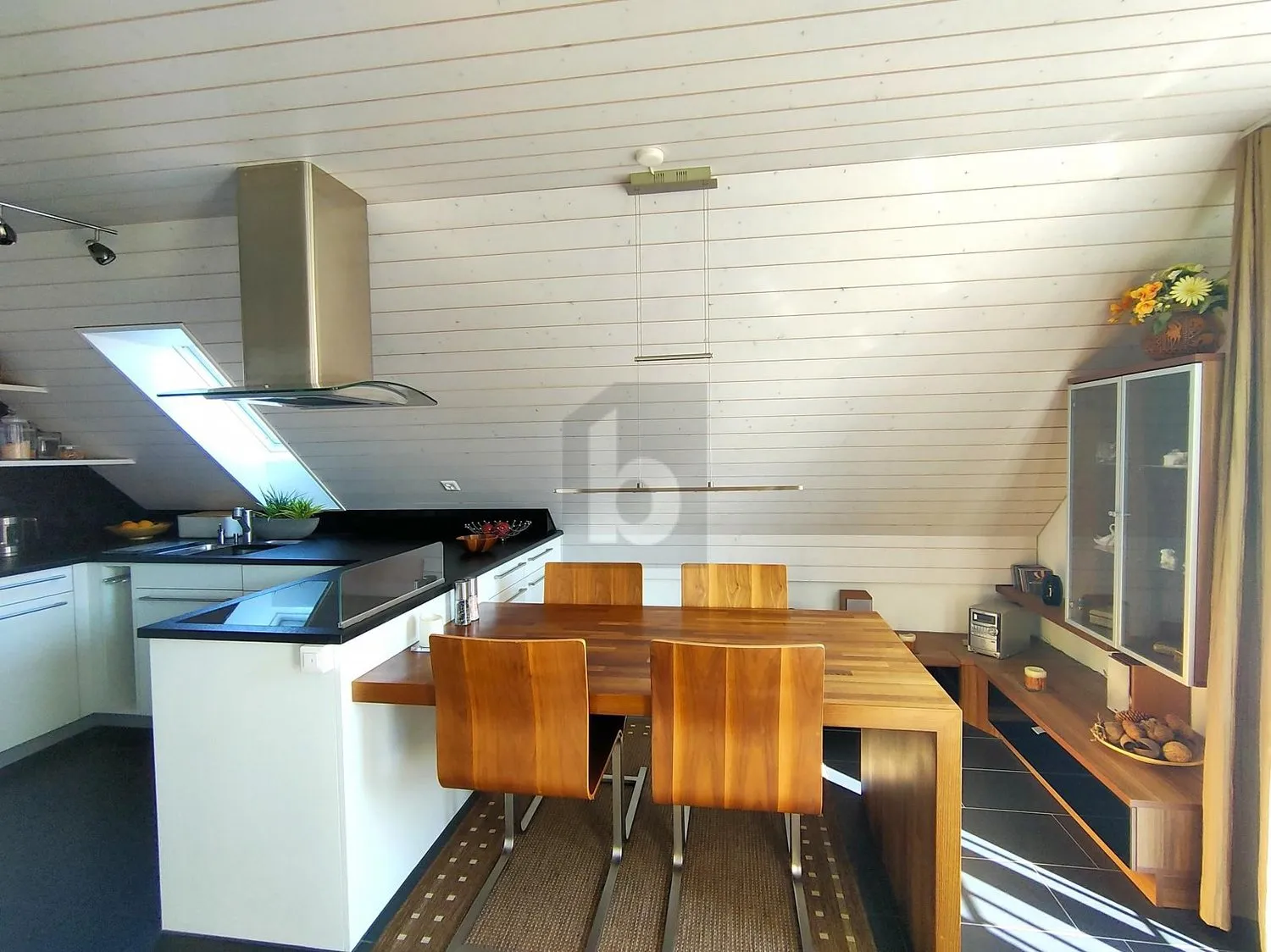 PREISHIT ! RUHIG GELEGEN, DREI BADEZIMMER, TOP-AUSBAU