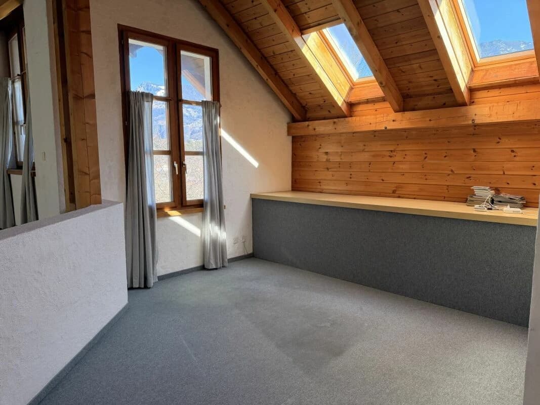 8 ½-Zi.-Einfamilienhaus mit 1 ½-Zi.-Wohnung an idyllischer Wohnlage mit herrlichem Weitblick