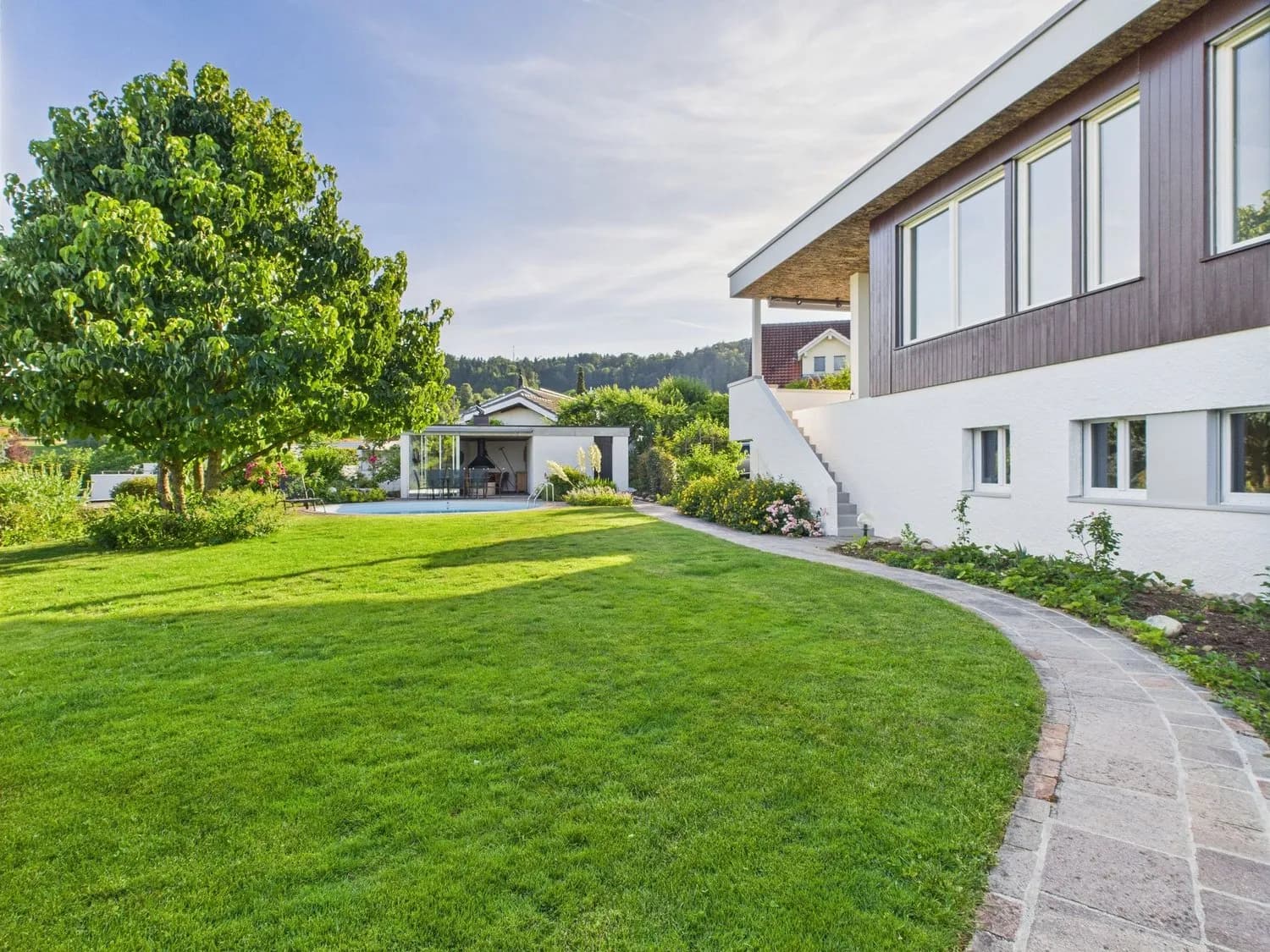 Einfamilienhaus mit Pool, Poolhaus & viel Umschwung