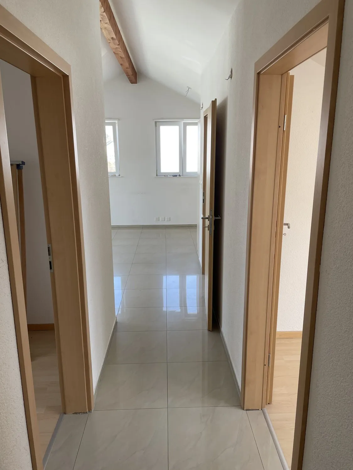 Helle, moderne Dachwohnung mit reizendem Umschwung!