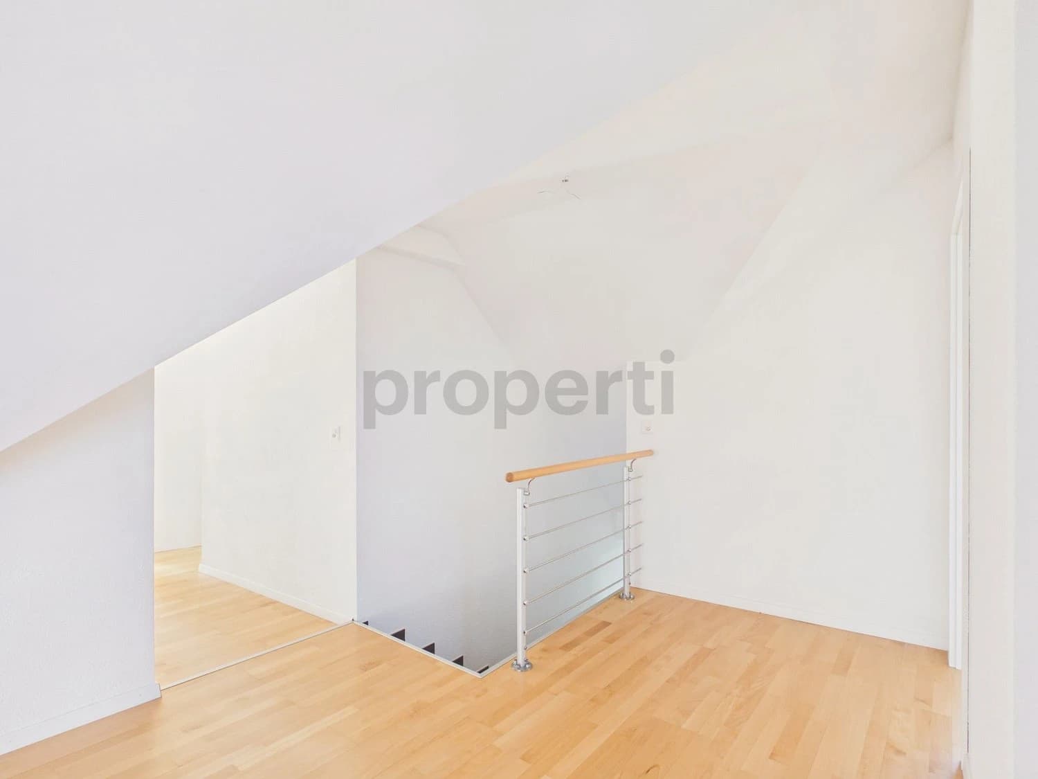 Geräumige 4.5-Zimmer-Dachwohnung mit zentraler Lage, Thayngen