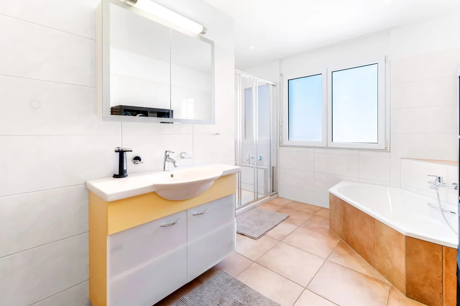 WG-Zimmer mit Wintergarten in der zuckerloser Küche.